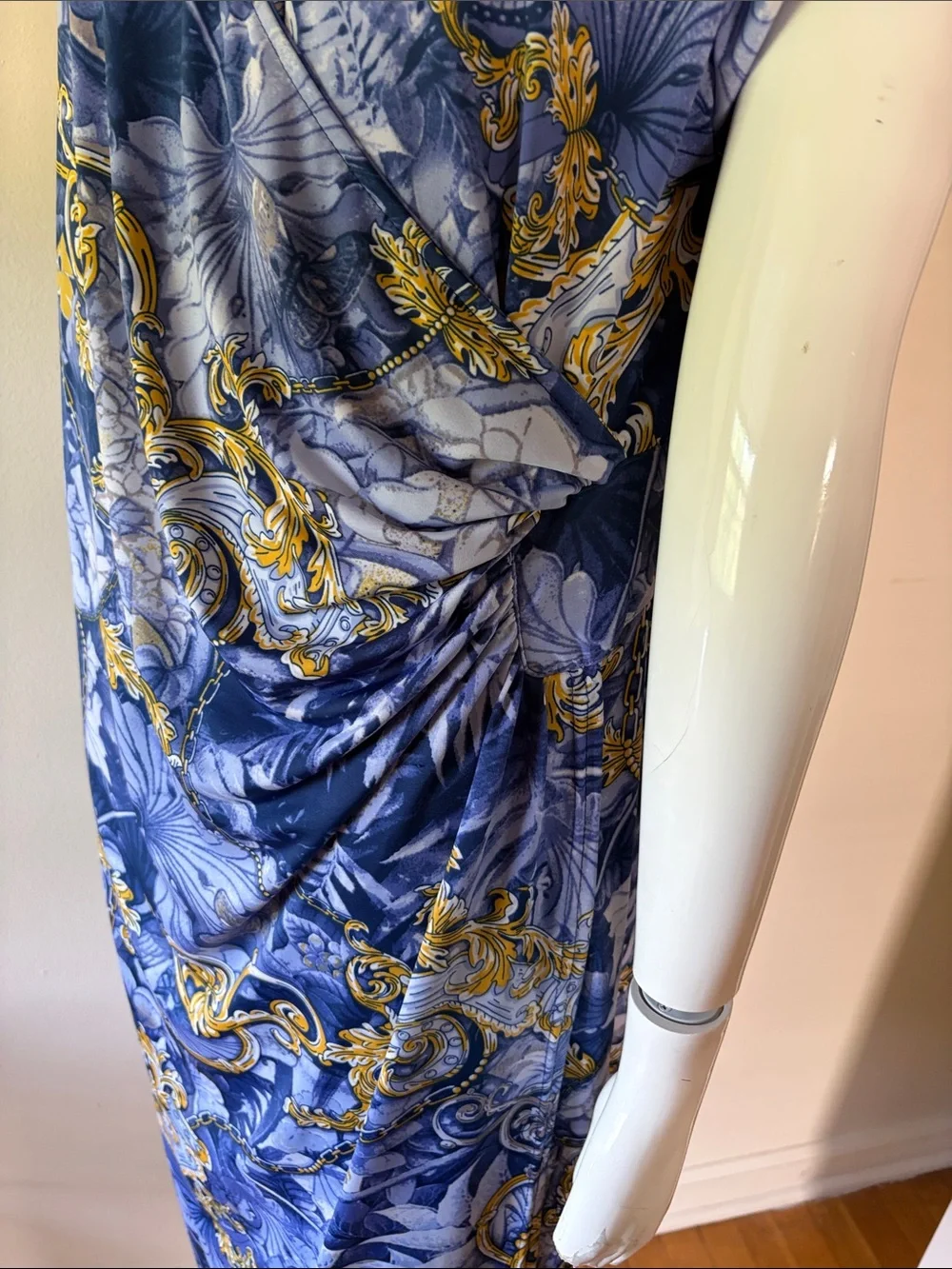 Elegant Blue Floral-Scroll V-Neck Midi Dress - Picture 3 of 7